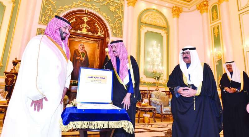 
سمو الأمير يقلد بحضور ولي العهد الشيخ مشعل الأحمد ولي العهد السعودي قلادة مبارك الكبير ووسام الكويت في ديسمبر
