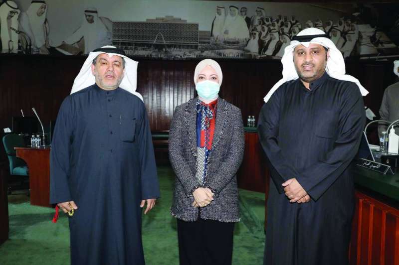 
مها البغلي تتوسط حسن كمال ومشعل الحمضان
