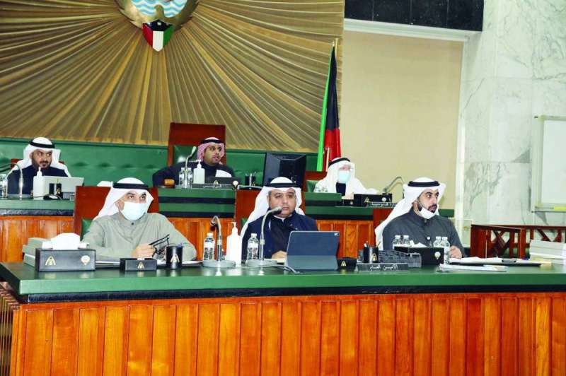 عبد الله المحري مترئساً الجلسة
