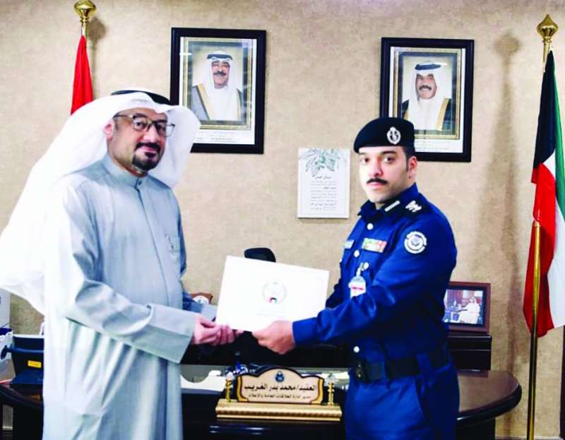 
العقيد محمد الغريب مُكرّماً الزميل ناصر الفرحان
