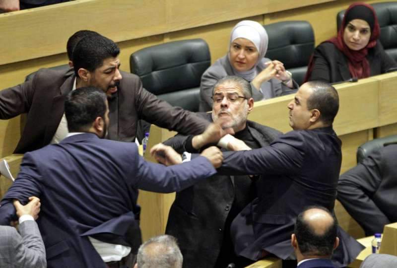 مشادة في البرلمان الأردني أمس (أ ف ب)