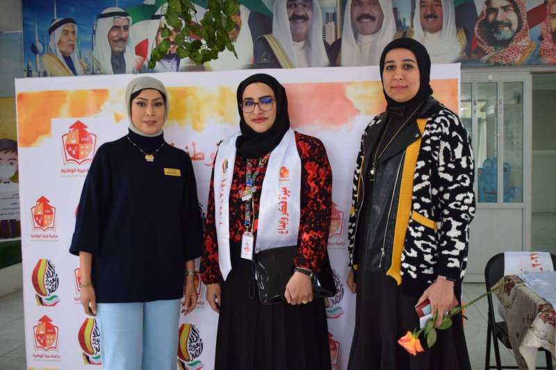 مديرة المدرسة نجاة القلاف والمديرة المساعدة مريم بوعباس ومناير الحمادي
