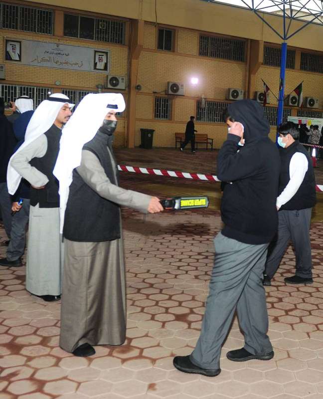 
تفتيش إلكتروني لكشف أجهزة الغش
