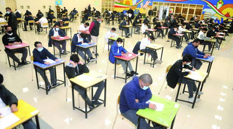 
جانب من الاختبارات في ثانوية عبداللطيف الغانم 	(تصوير سعود سالم)
