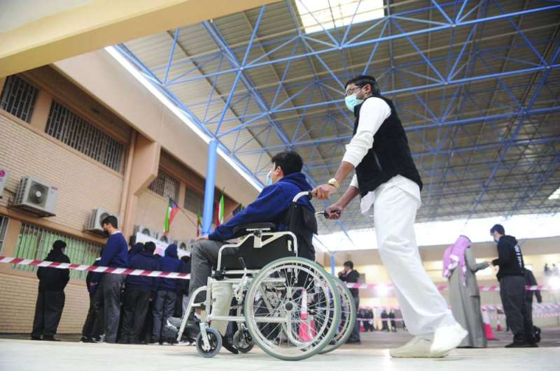 
طالب يتوجه إلى لجنة خاصة للاختبار
