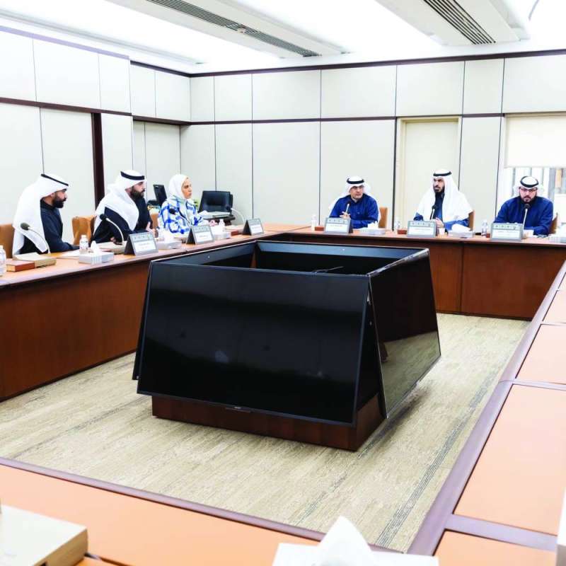 
جانب من اجتماع لجنة الأولويات أمس
