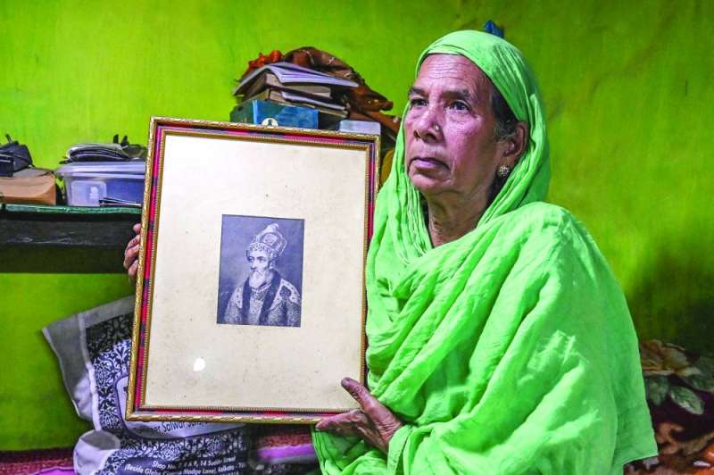 سلطانة بيغوم تحمل صورة الإمبراطور بهادر شاه ظفر في منزلها في كالكوتا