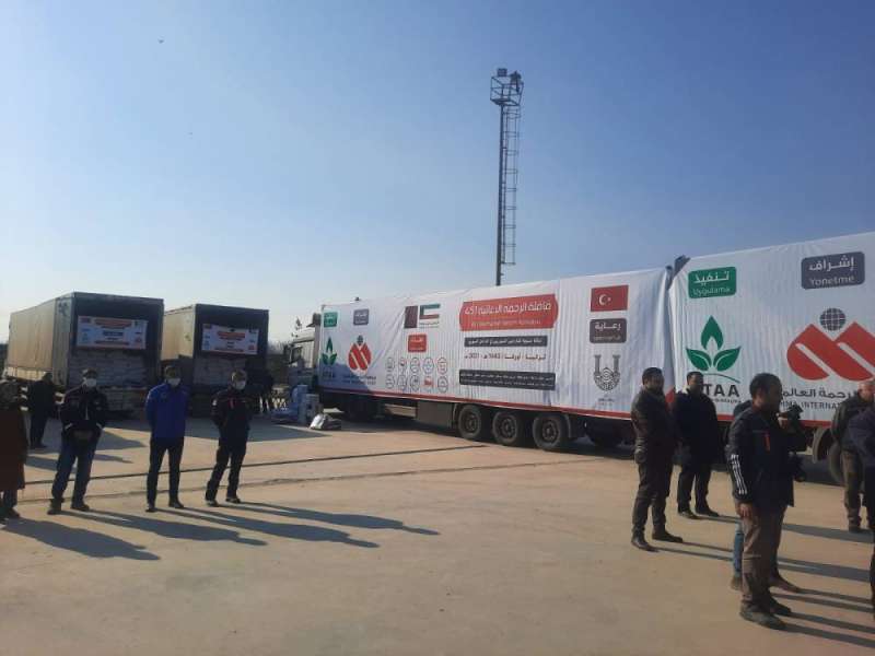 أثناء الاستعداد لتسيير الشاحنات الإغاثية