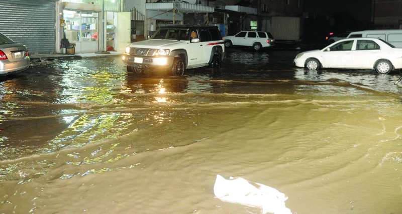 
تجمع للأمطار في أحد شوارع صناعية الجهراء أمس	 (تصوير سعود سالم)
