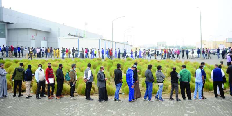 إقبال كبير على مركز التطعيم في أرض المعارض لتلقي الجرعة الثالثة (تصوير سعود سالم)