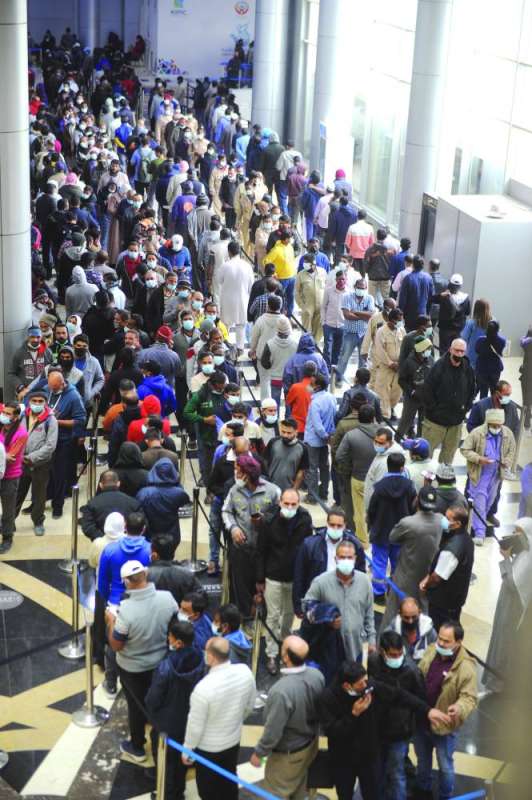 إقبال كبير على مركز التطعيم في أرض المعارض لتلقي الجرعة الثالثة (تصوير سعود سالم)