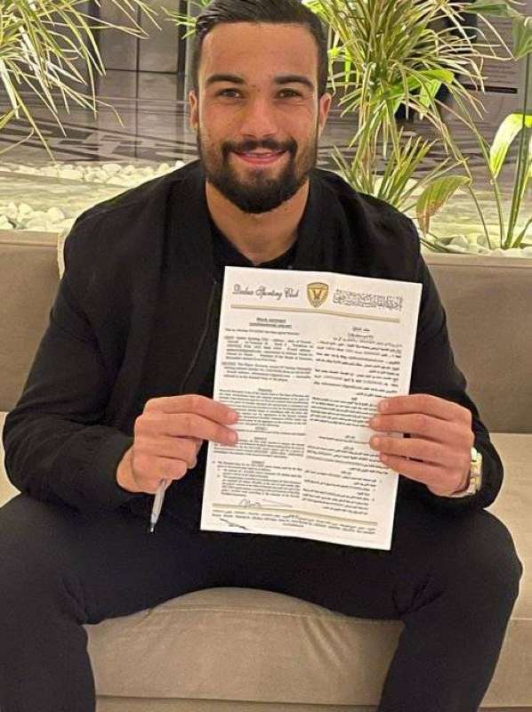 اللاعب التونسي حسام السويسي ممسكاً بالعقد