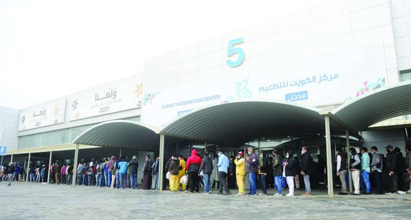 تواصل الجهود في مركز التطعيم بأرض المعارض لتعزيز المناعة المجتمعية 	(تصوير سعود سالم)