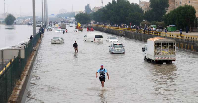 الأمطار أغرقت أجزاء من الدائري السادس (تصوير سعود سالم)
