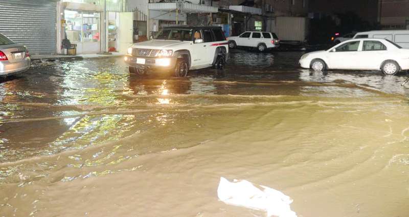 
شوارع صناعية الجهراء تحولت إلى أنهار 	 (تصوير سعود سالم)
