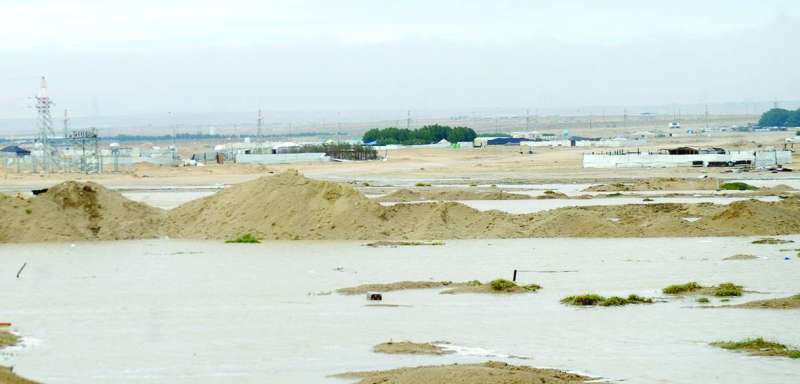 
مياه الأمطار تحيط بالمخيمات الربيعية