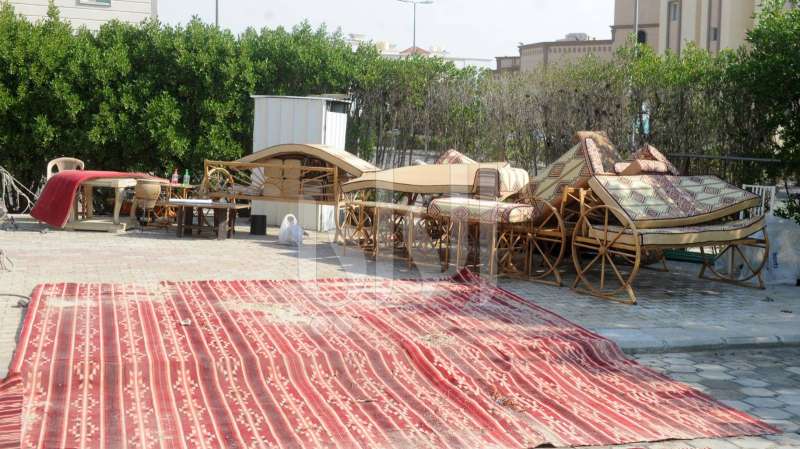 صباح الناصر.. بقايا مطر والأثاث تحت الشمس وعلى الأسوار (تصوير: سعود سالم) 