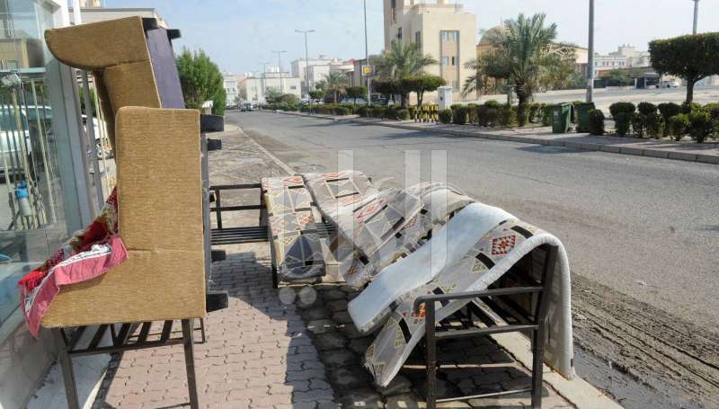 صباح الناصر.. بقايا مطر والأثاث تحت الشمس وعلى الأسوار 
 