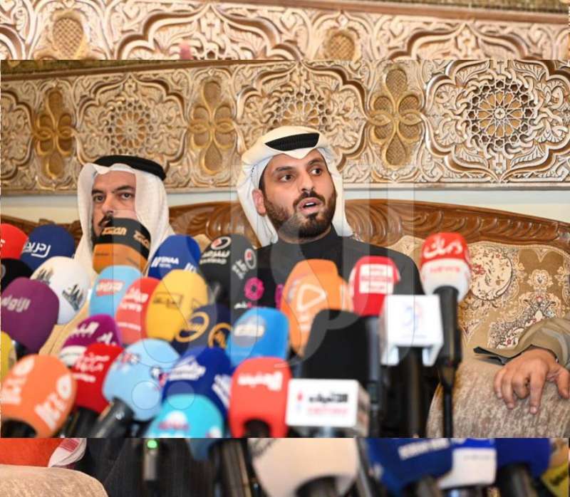 محمد البليهيس وإلى جواره النائب السابق جمعان الحربش