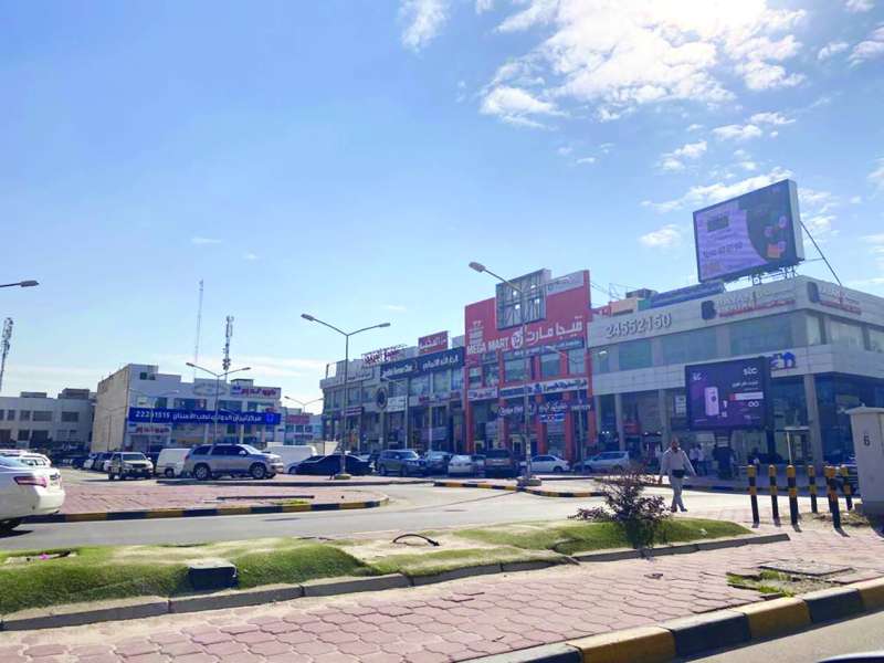 أمام أحد المولات في الجهراء 	(تصوير سعود سالم)
