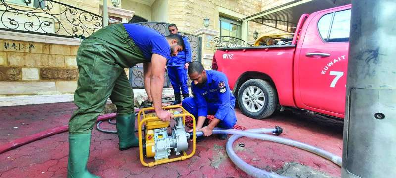رجال الإطفاء يسحبون المياه من سرداب أحد البيوت
