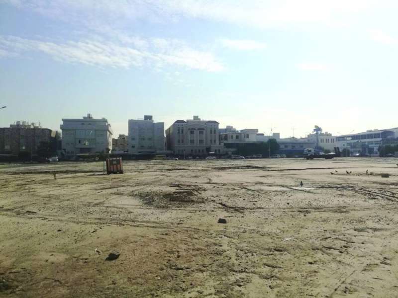 إحدى الساحات الترابية بعد سحب المياه منها