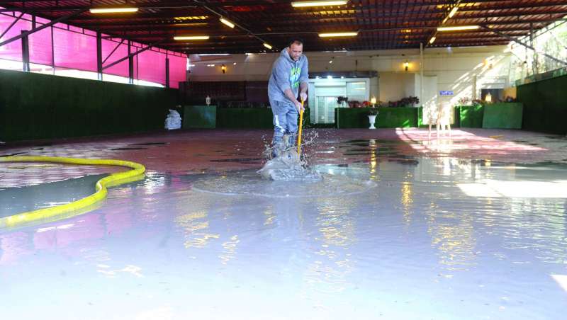 جهود ذاتية لتصريف مياه الأمطار من سرداب منزل في إشبيلية 	(تصوير سعود سالم)
