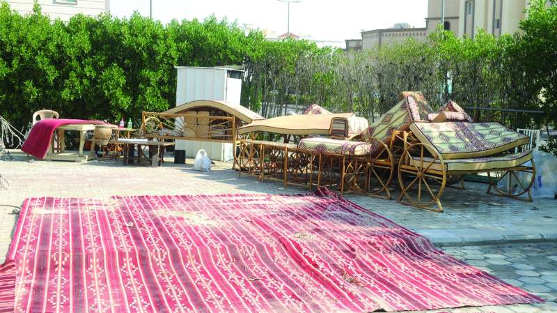 سجاد وأثاث تحت الشمس	 (تصوير سعود سالم)
