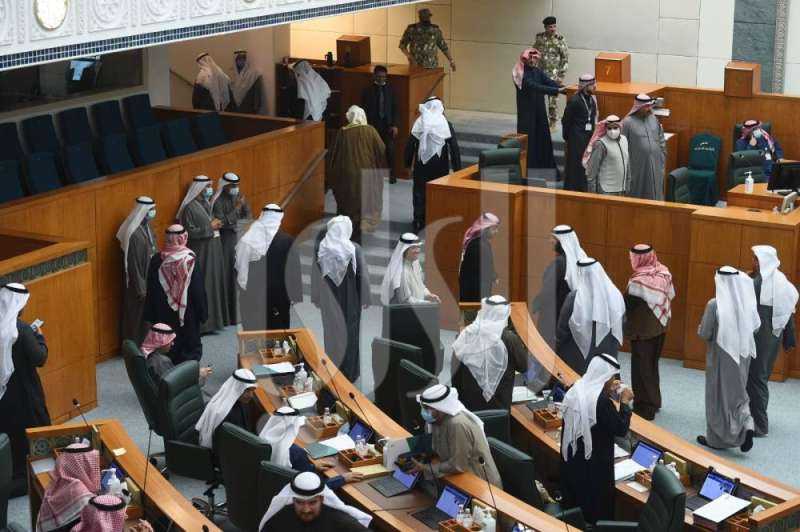 نواب يعتلون المنصة