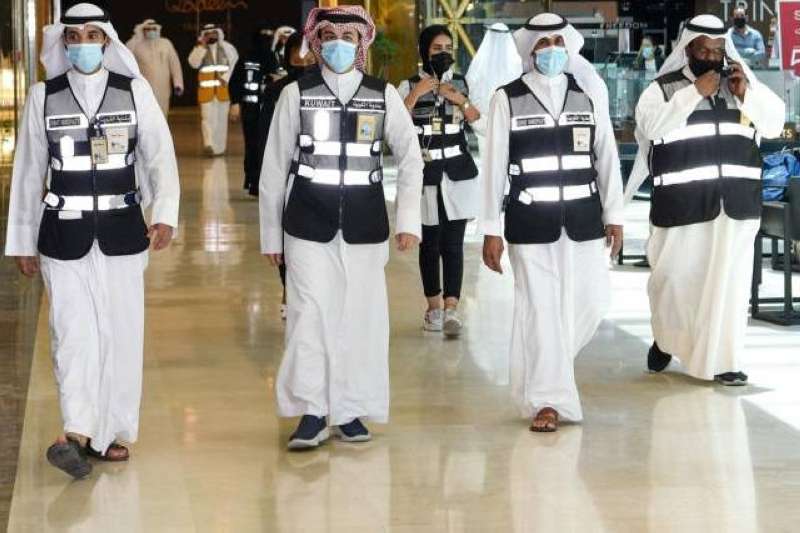 مفتشو البلدية في مجمع تجاري (أرشيفية)