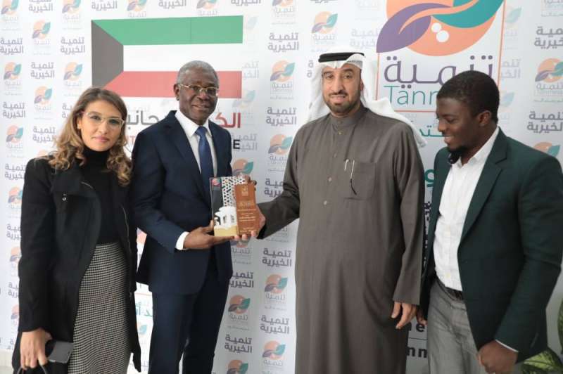 العجمي يكرم سفير جمهورية بنين 