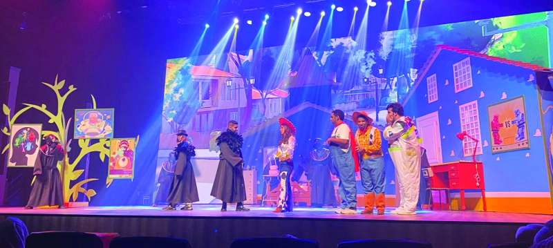 مشهد من مسرحية «في بيتنا لعبة»
