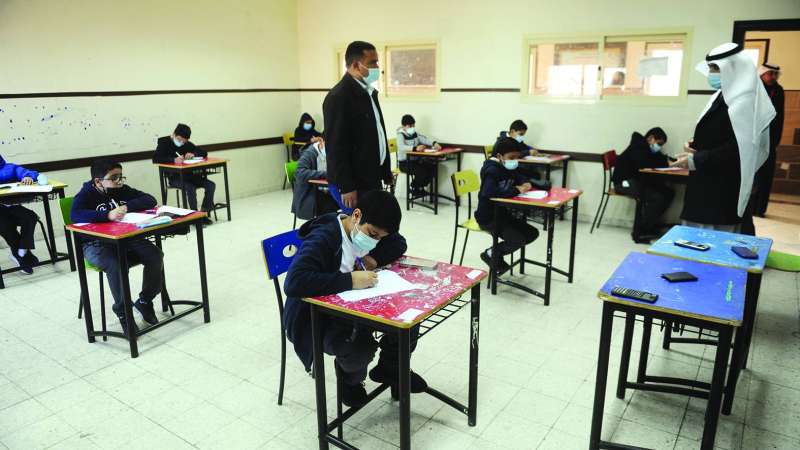 طلبة المتوسطة والثانوية يواصلون تقديم اختباراتهم