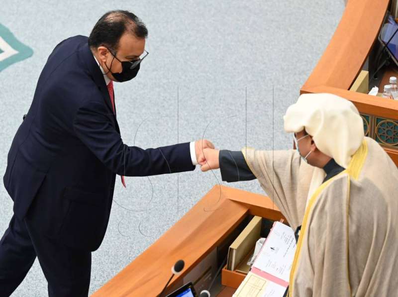 ... ومصافحا "عن بُعد" حمد جابر العلي خلال جلسة الأربعاء