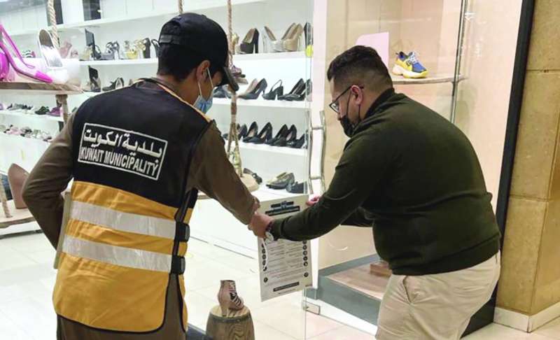 وضع ملصقات إرشادية عن الاحترازات الصحية