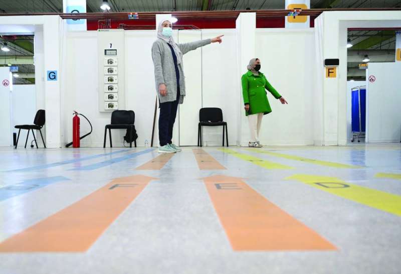 جهود متواصلة لكوادر وزارة الصحة في مركز التطعيم بأرض المعارض 	(تصوير أسعد عبدالله)
