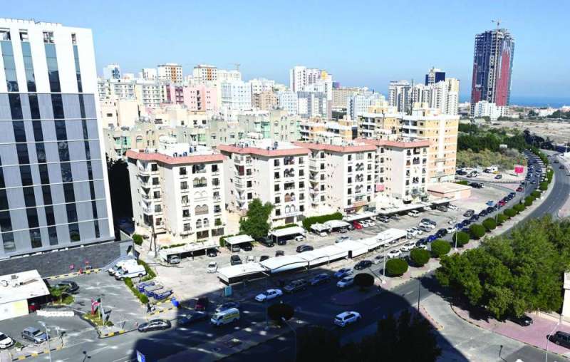 طابور من السيارات بانتظار إجراء مسحات أمام أحد المستشفيات أمس 	(تصوير أسعد عبدالله)