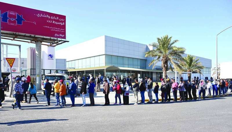 طابور في مركز التطعيم بأرض المعارض
