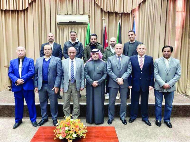 السويط والقائمون على الدورة يتوسطون المشاركين