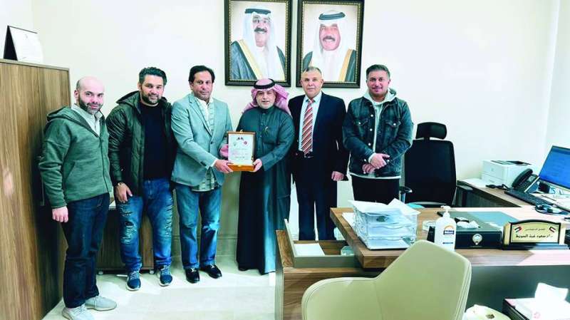 درع تكريمية من المشاركين لممثل السفارة الكويتية جراح السويط
