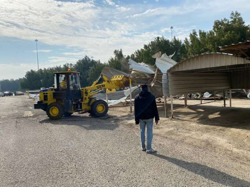 جرافات البلدية تزيل مظلات مخالفة