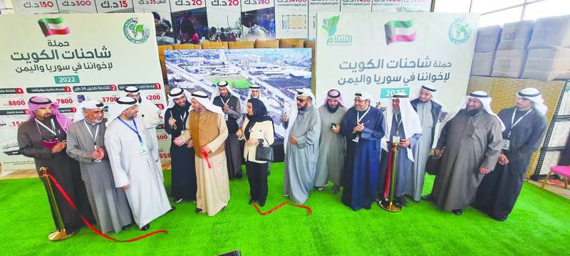 المعتوق متوسطاً المشاركين في تدشين الحملة 	(تصوير أسعد عبدالله)
