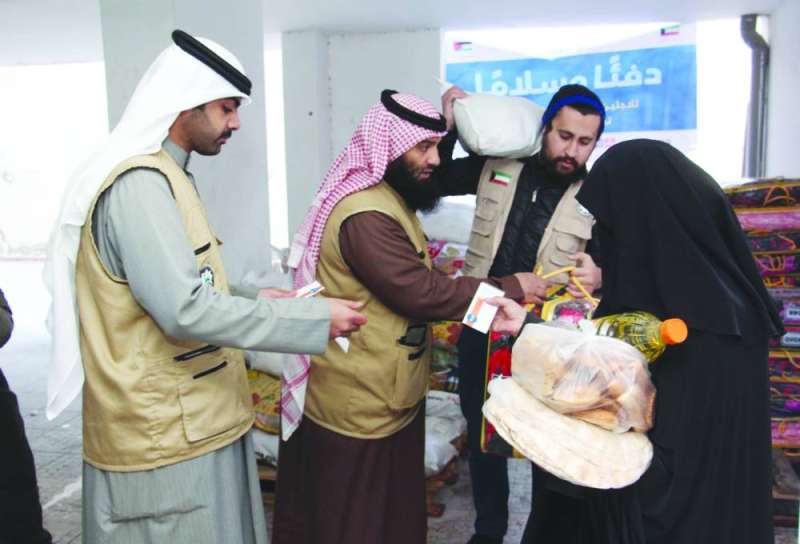 جانب من توزيع مواد إغاثة