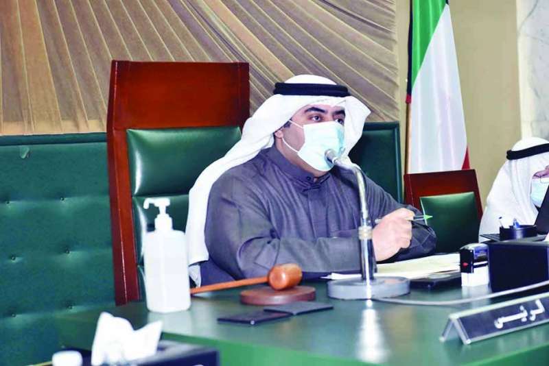 أسامة العتيبي خلال ترؤسه الجلسة