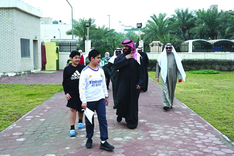 محافظ العاصمة مع عدد من أبناء الدسمة في حديقة 25 فبراير