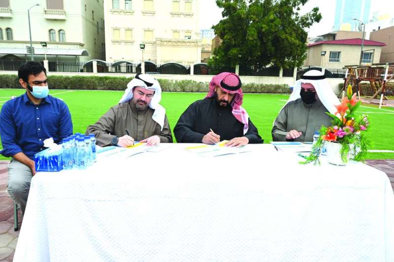 محافظ العاصمة خلال توقيعه طلب انضمام «الدسمة» لشبكة المدن الصحية الإقليمية 