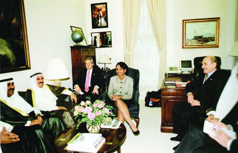 سمو الشيخ مشعل الأحمد والشيخ صباح الأحمد رحمه الله مع مستشارة الرئيس الأميركي للأمن القومي كونداليزا رايس بحضور أبوالحسن