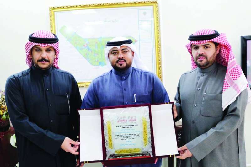 الشريف والديحاني يكرمان العنزي
