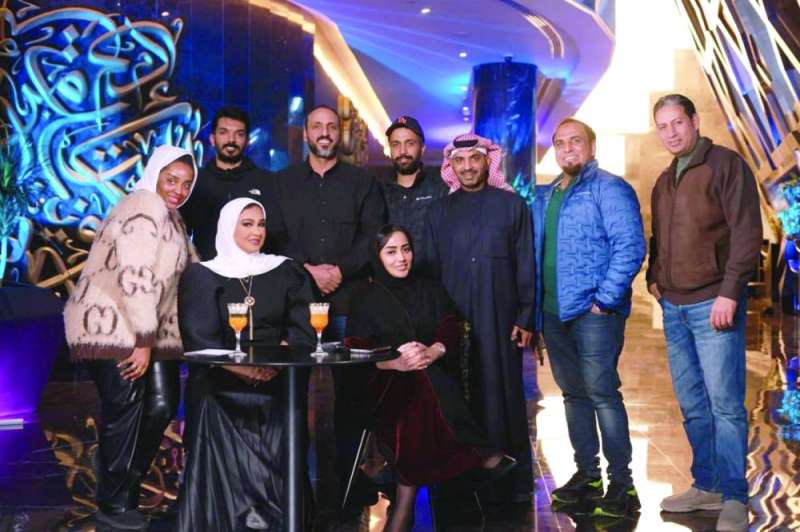 طارق العلي يتوسط فريق العمل
