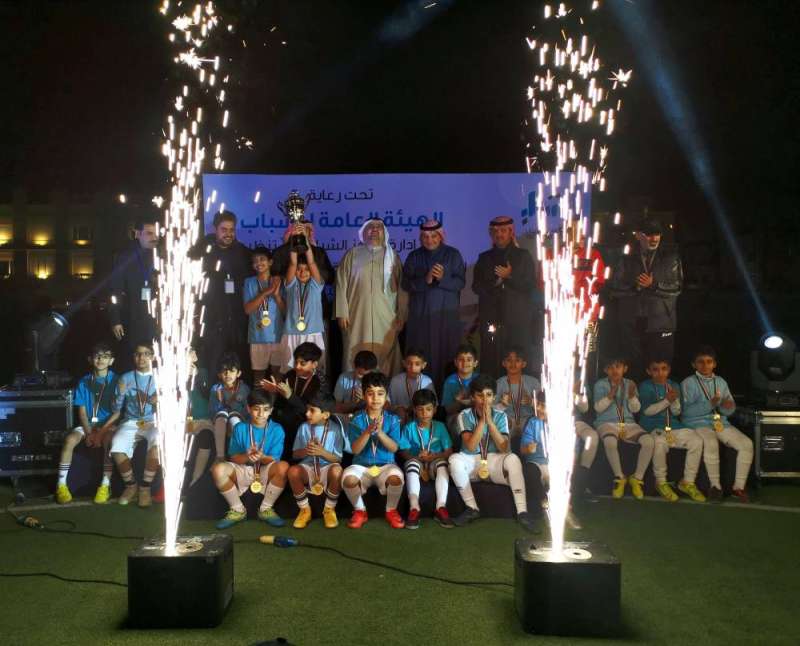 صورة جماعية عقب تتويج الفرق الفائزة في ختام البطولة الأولى للأكاديميات لكرة القدم لفئة الصغار